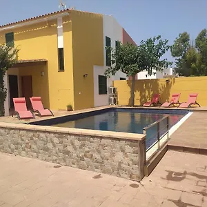  Сasa de vacaciones Casa Familiar Con Piscina, Cerca De La Playa